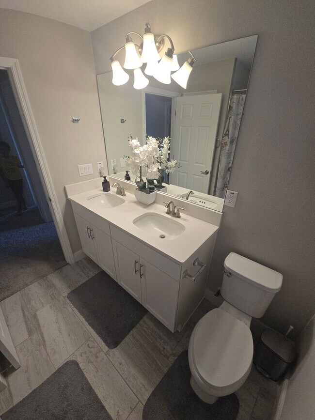 Building Photo - Gorgeous 5-Bedroom, 3-Bathroom in Riverview