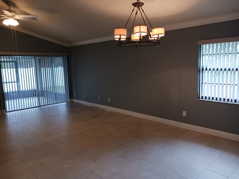 GREAT ROOM - 10602 Whitestone Ct