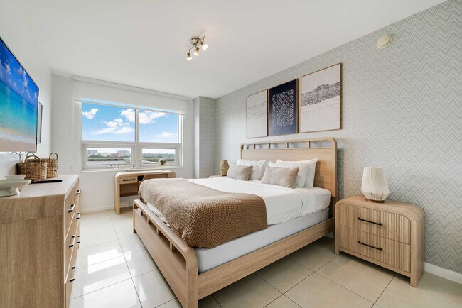 Building Photo - 3256 NE 1st Ave