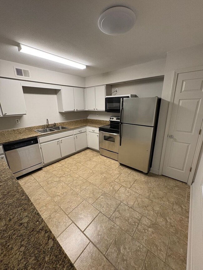 Building Photo - 2 Bedroom 1 Bath Apartment Close to Campus! Available Now!