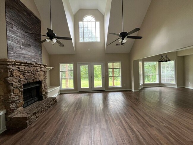 Building Photo - 440 Blue Lake Dr