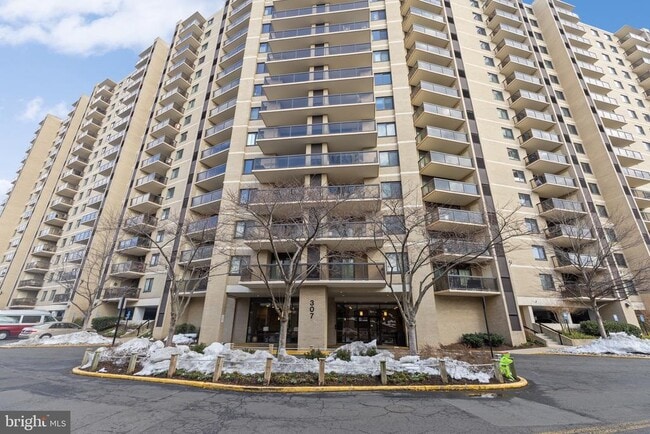 Building Photo - 307 Yoakum Pkwy