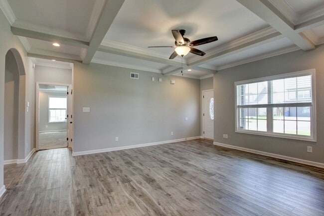 Building Photo - Sharp 4 bedroom HUGE house off exit 1 of I 24