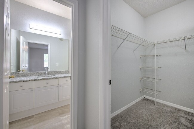 Building Photo - Very nicely upgraded  2bed/2bath 2nd floor...