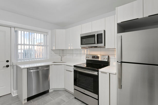 Building Photo - 7634 N Eastlake Terrace
