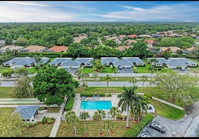Building Photo - 7461 W Country Club Dr N