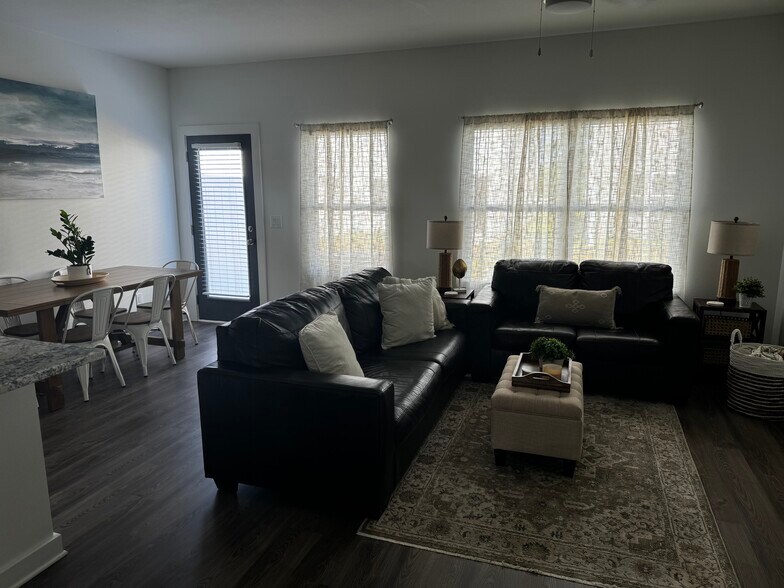 Building Photo - 5889 Tyndall Pl