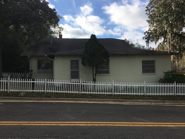 Building Photo - NOT AVAILABLE FOR SHOWING UNTIL MID MAY Home with Beautiful Tuscawilla Park as your yard.