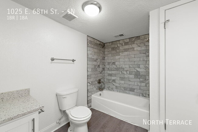 Building Photo - 1025 E 68th St