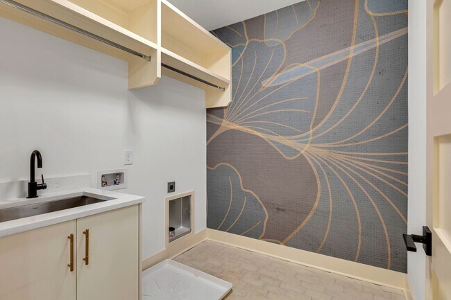 Building Photo - 660 Vernon Ave