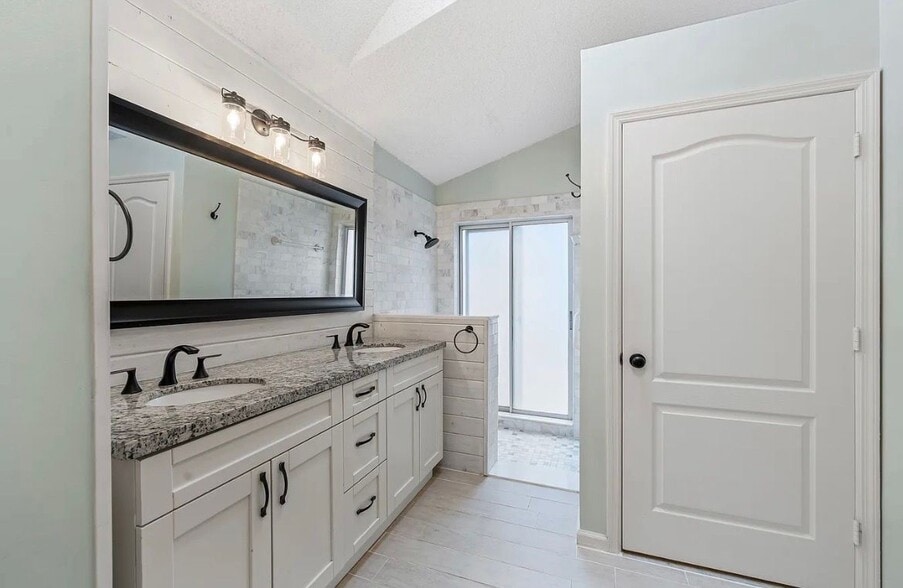 Building Photo - 9293 Heathridge Dr
