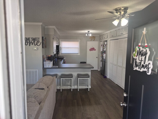 Building Photo - 102 Gracie St