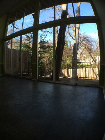 Building Photo - 1304 Mariposa Dr