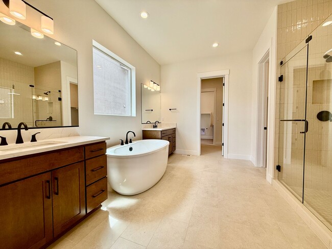 Building Photo - Luxury Living in Kissing Camels – 4 Bed | ...