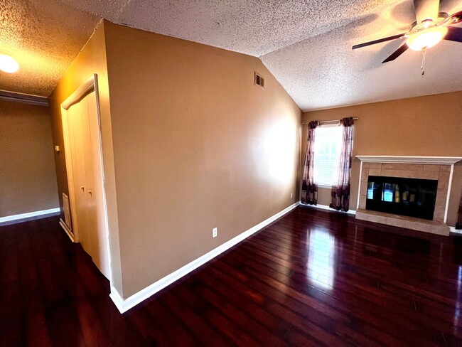 Building Photo - 2 bedroom 2 bathroom condo blocks from the...