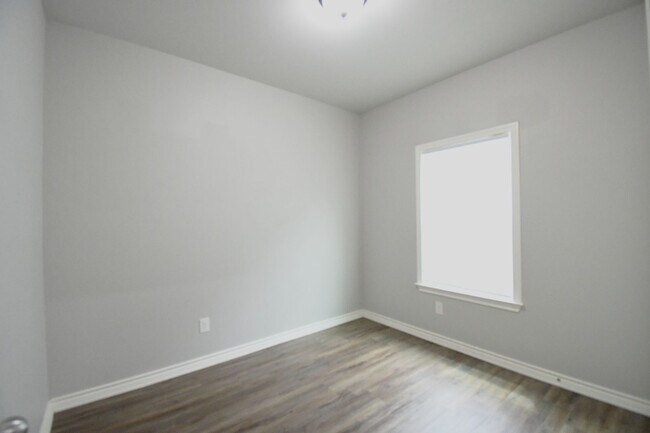 Building Photo - Gorgeous 3 Bedroom, 2 Bath Duplex in Arp