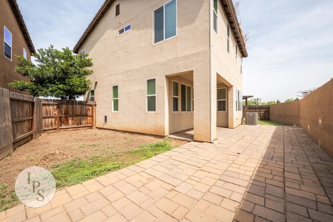 Building Photo - Fresno SouthEast Home, Gated Community, Clovis Unified School District, 3BR/2.5BA - Lots of Ameni...