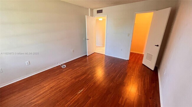 Building Photo - 8850 Fontainebleau Blvd