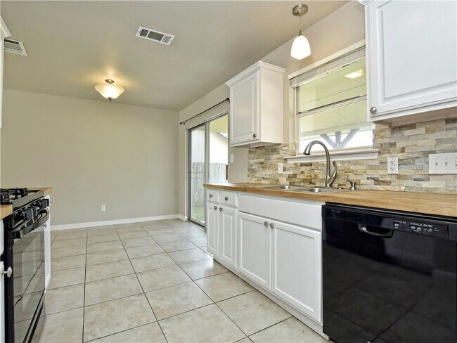 Building Photo - 605 Amaryllis Ave