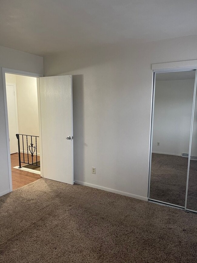 Building Photo - 2 BR townhouse with basement and off street parking