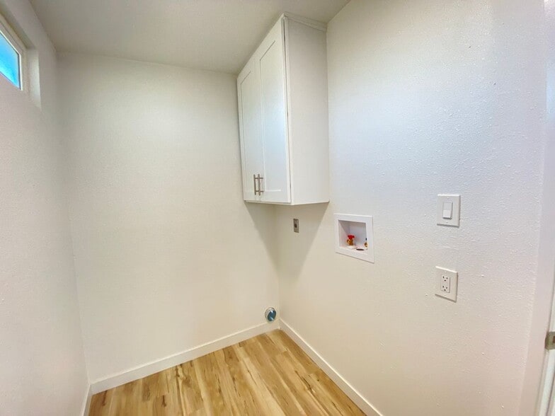 Building Photo - 24729 Roxbury Rd