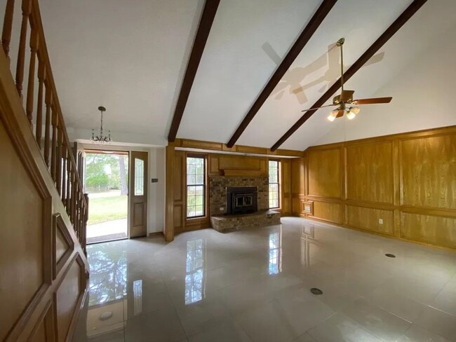 Building Photo - Vaulted Ceiling, Huge Yard, Close to Town