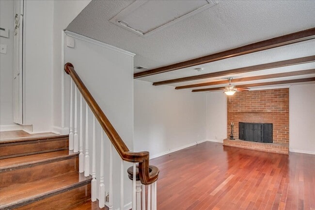 Building Photo - 303 Meadowlake Dr
