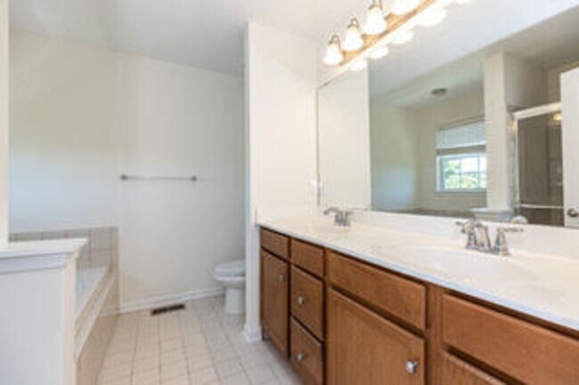 Building Photo - Spacious End Unit-Townhome in Hockessin’s ...