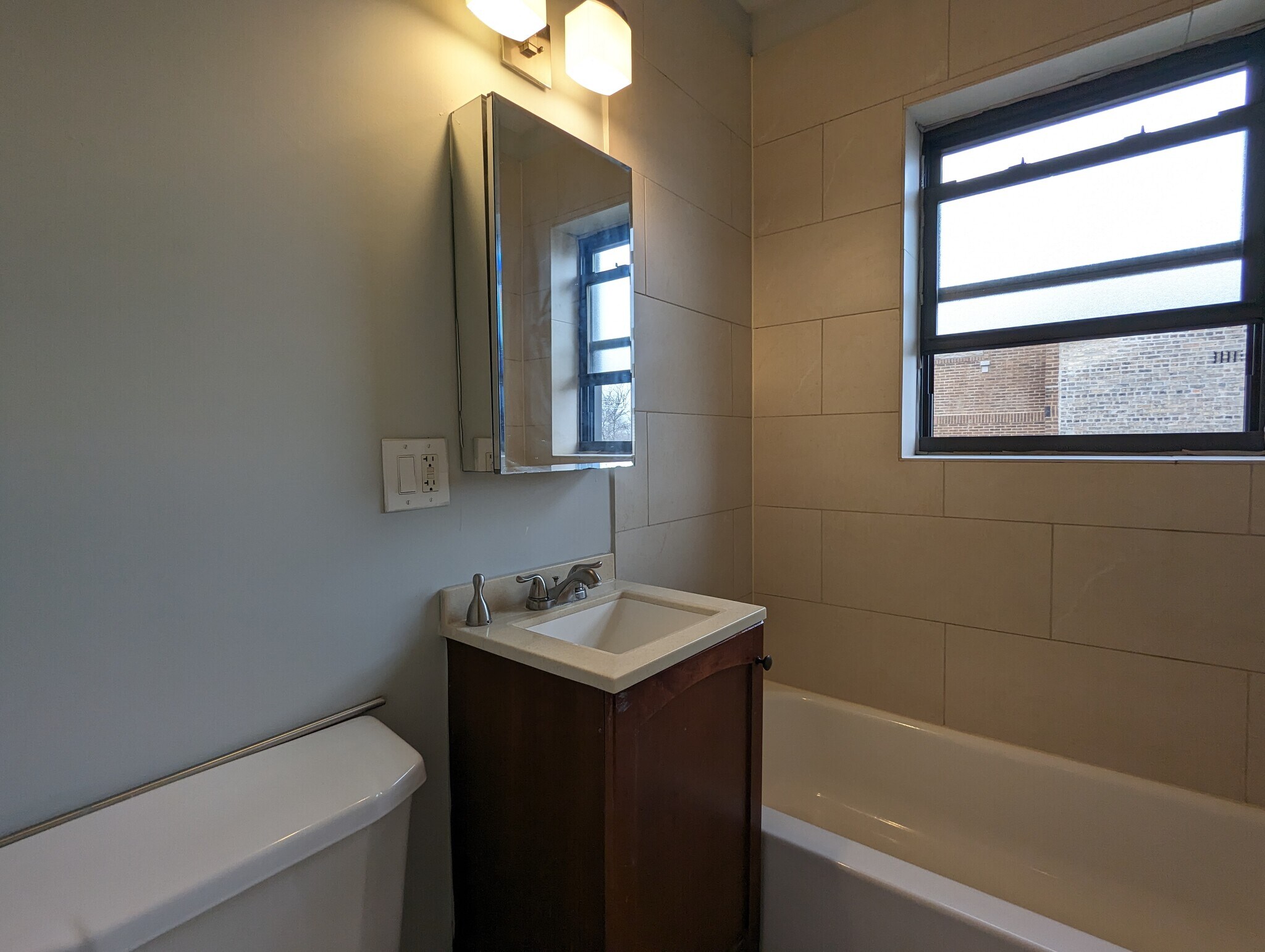 Building Photo - 4735 N Hermitage Ave