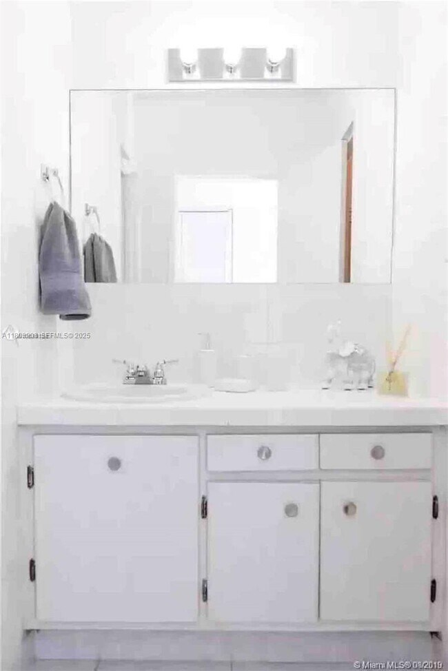 Building Photo - 100 Lincoln Rd