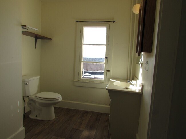 Building Photo - 318 Victor Ave