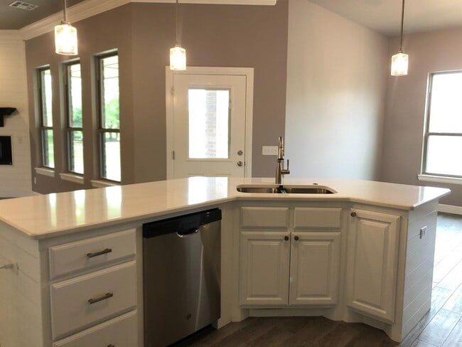 Building Photo - 1540 W Savannah Cir