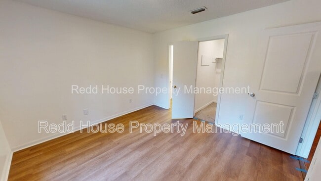 Building Photo - 111 Oakridge Cir