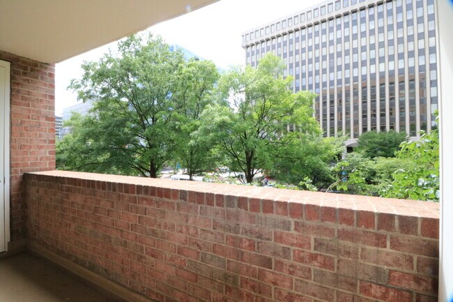 Building Photo - Classy 1/1 Convenience in Crystal City