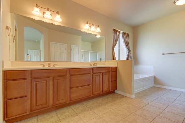 Building Photo - Yavapai Hills with 3 Car Garage