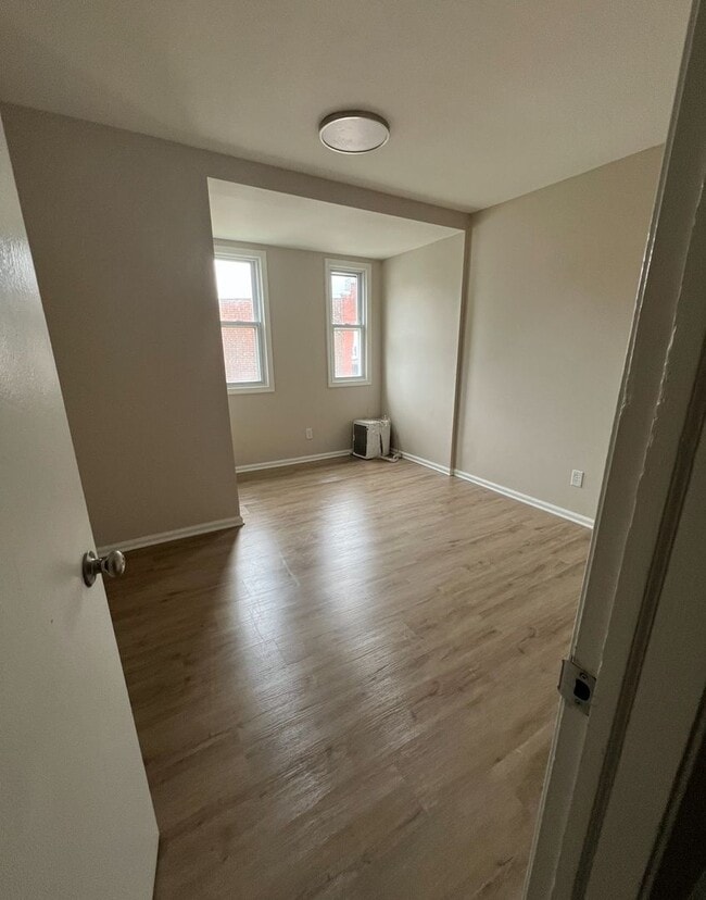 Building Photo - Renovated 3 Bedroom 3 Bathroom Single Fami...