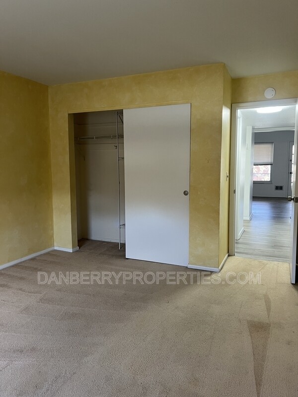 Building Photo - 3217 Glanzman Rd