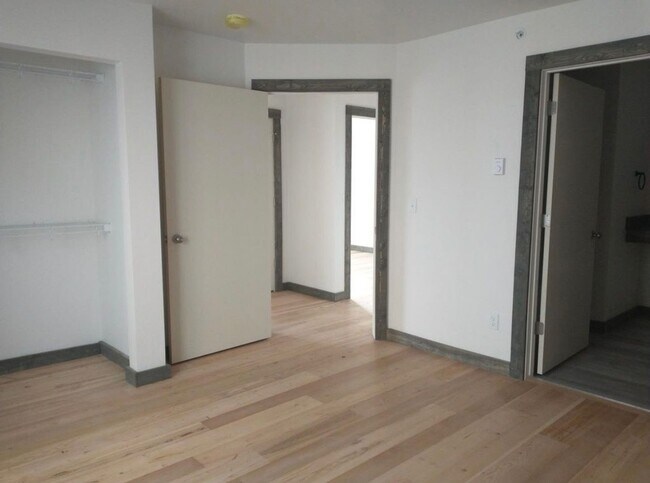 Building Photo - 10 Diane Rd