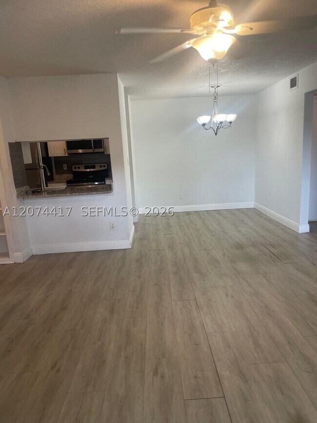Building Photo - 927 Riverside Dr