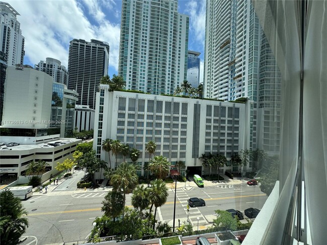 Building Photo - 999 Brickell Bay Dr