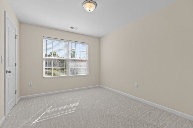 Building Photo - 624 Hiddenbrook Dr