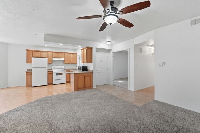 Building Photo - Spacious 3 Bed/2 Bath Home in Lush Crestvi...