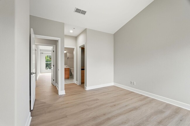 Building Photo - Downtown Mountain View 3 Bedroom 3.5 Bathr...