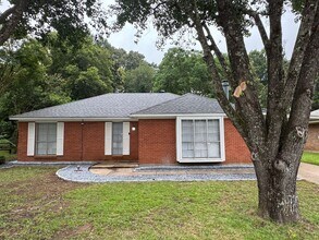 Building Photo - Beautifully Redone