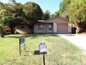 Building Photo - 123 NE Cimarron Trail