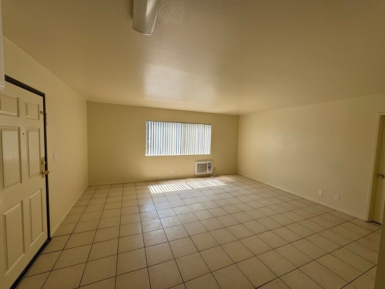 Building Photo - 13750 Vanowen St