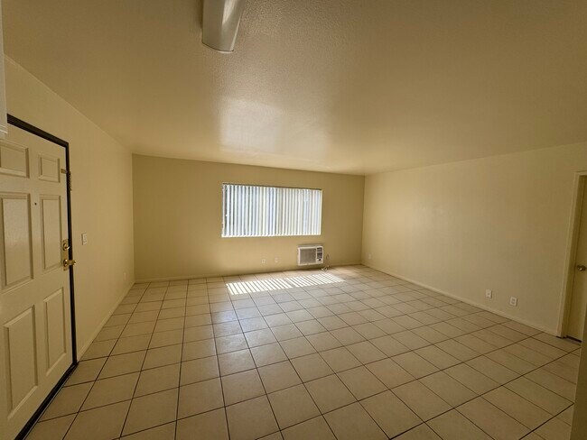 Building Photo - 13750 Vanowen St