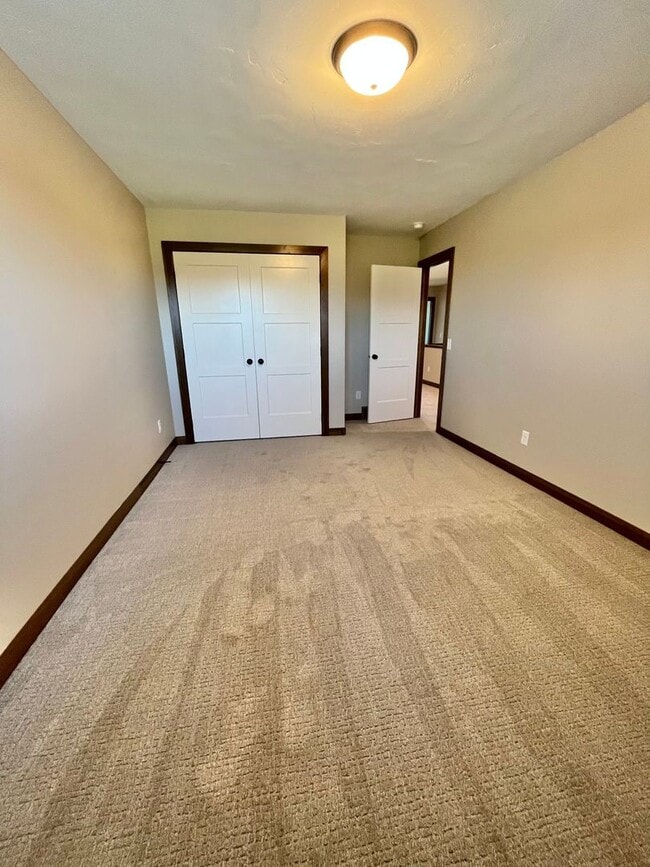 Building Photo - 5 Bed/2.5 Bath Twinhome For Rent!