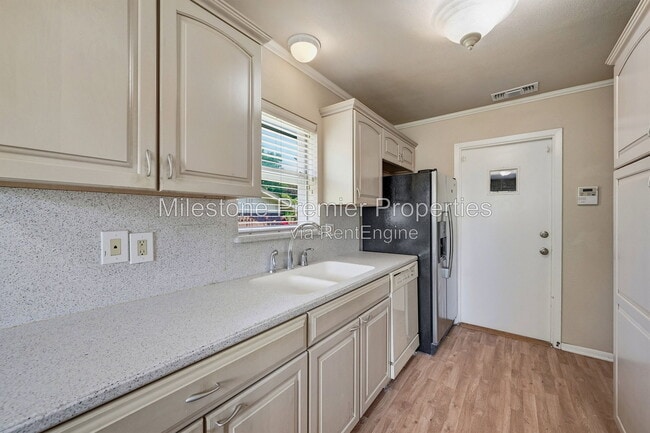 Building Photo - 302 Iowa St