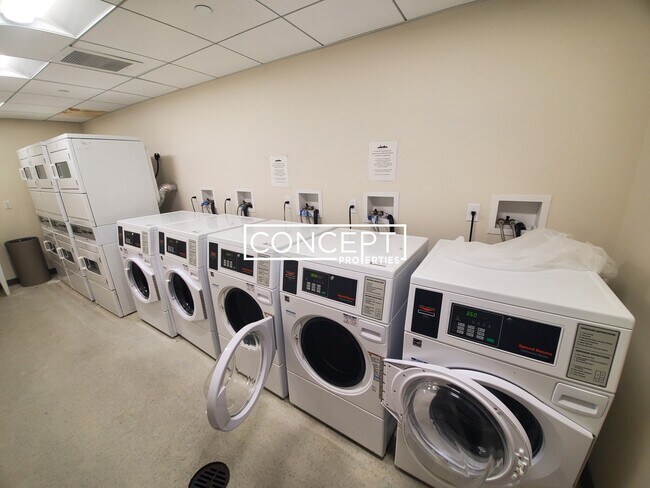 Building Photo - 601 Albany St